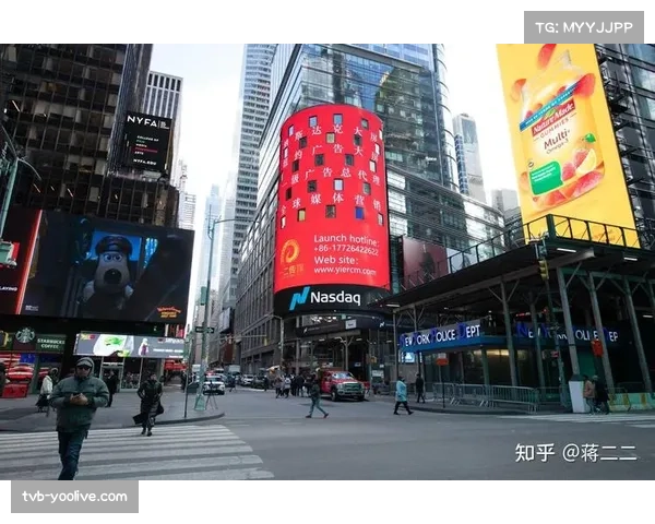 特写聚焦：阿森纳在纽约时代广场的巨型广告牌更换内容，突出“北伦敦历史”主题